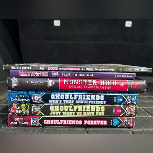 6 Monster High teen books. 1 hardcover & 1 comic book form. - Picture 2 of 9